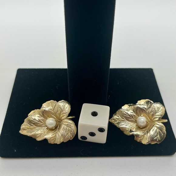 Sarah Coventry Vintage Gold Leaf Clip On Earrings. - Picture 7 of 8